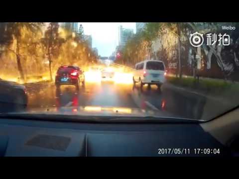 شاهد مطر ناري في الصين يثير الدهشة