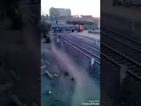 شاهد لحظة اصطدام قطار 27 المميز بعربة نقل