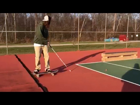 شاهد كفيف يستعرض مهارته في لعبة الـسكيت بورد