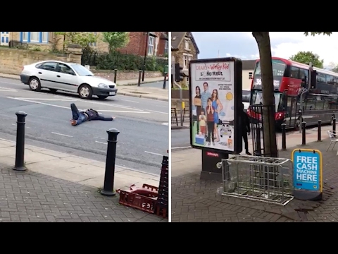 شاب يعتقد أنه مطب صناعي ويقطع الطريق