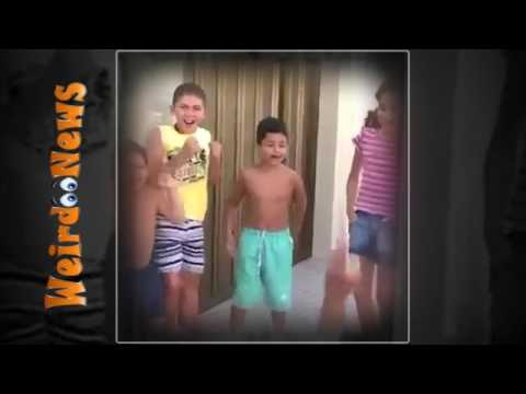 سمكة تلعب كرة القدم وتسجل أهداف خارج الماء