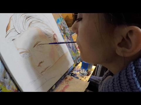 فتاة تتحدى الإعاقة وترسم بفمها بورتريهات رائعة