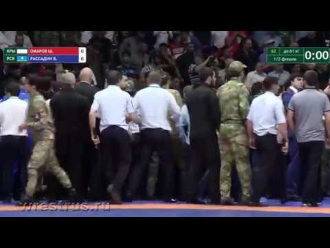 حلبة مصارعة تتحول إلى مشاجرة جماعية بين المشجعين