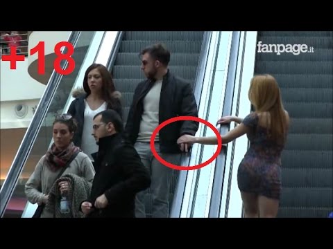 شاهد رد فعل أشخاص بعدما لمسهم غريب على السلم الكهربائي