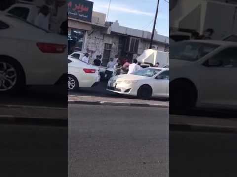 مشاجرة عنيفة بين مجموعة أشخاص أمام سوبر ماركت