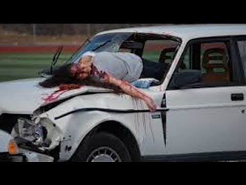 شاهد  حادث مروع وتناثر جثث الضحايا في الطريق
