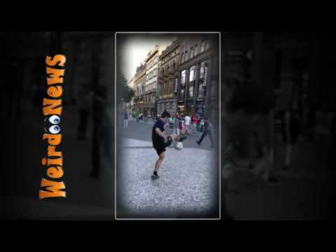 شاب يذهل المارة بمهارات تفوق احتراف لاعبي كرة القدم