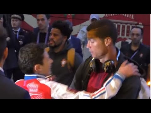 شاهد عاشق رونالدو يعانقه بعد تجاوز الحراسة