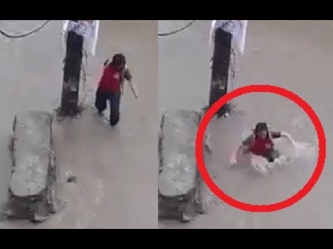 شاهد فيضان يسحب فتاة يثير رعب المارة في النيبال