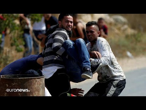 شاهد لحظة نقل فلسطيني أصيب برصاص جيش الاحتلال الإسرائيلي