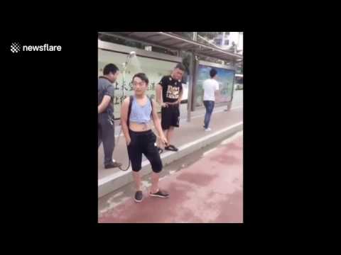 رجل يحارب حرارة الجو بدش متنقل على ظهره