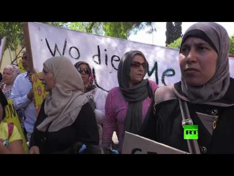 شاهد لاجئون سوريون يحتجون أمام السفارة الألمانية في أثينا