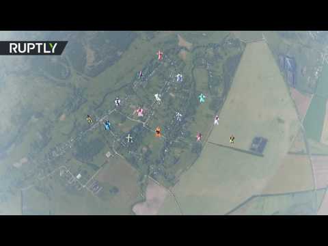 بالفيديو فتيات روسيات تحققن رقماً قياسياً في القفز الحر