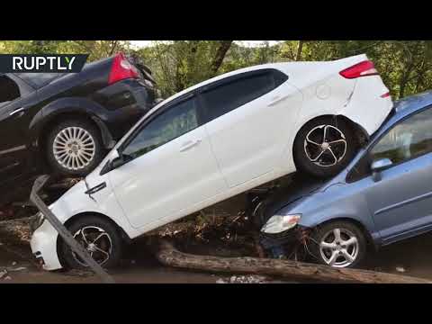 طوفان من الطين يحوِّل طريقا سريعًا إلى كومة سيارات