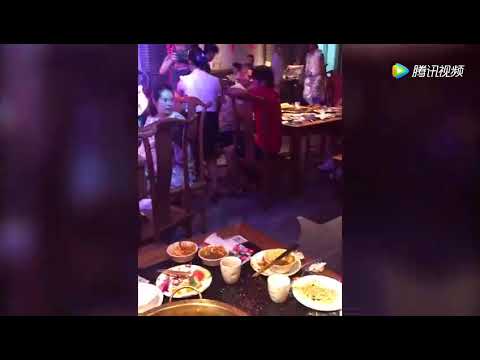 شاهد لحظة سقوط فأر من سقف مطعم وإثارة خوف الزبائن