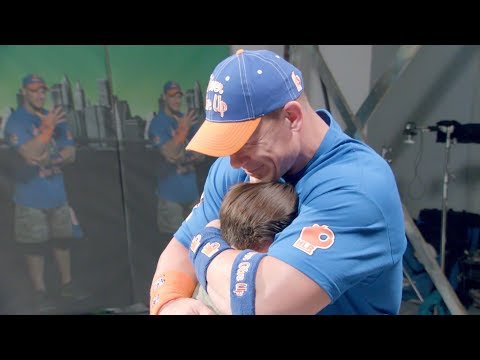 معجبو جون سينا يعدون مفاجأة له ويتسببون في بكائه