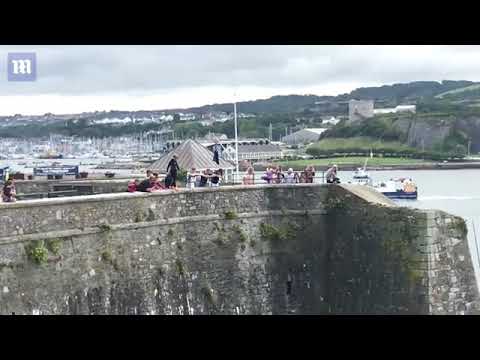 شاهد صبي يخاطر بحياته للقفز من أعلى جرف