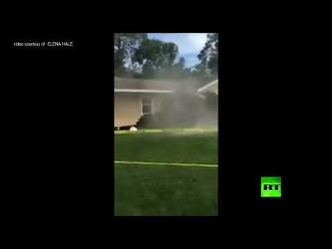 صاحبة منزل تصوّر لحظة انهياره بحفرة هائلة