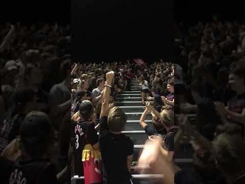 شاب يضع نفسه في موقف محرج أثناء الجري على المدرجات