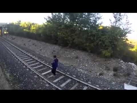 مراهق يتحدى قطارًا مسرعًا بإلقاء نفسه أمامه