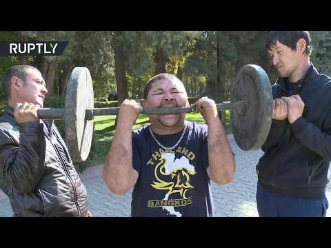 شاهد رجل قرغيزي يعرض مهارات لا تصدق