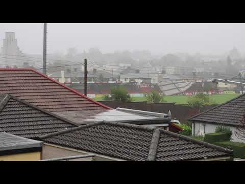 لحظة اجتياح عاصفة قوية لأحد الملاعب في أيرلندا