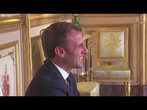 كلب الرئيس الفرنسي يحرجه أمام أعضاء حكومته