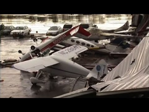 العواصف الشديدة تقلب الطائرات والسيارات في كارولاينا