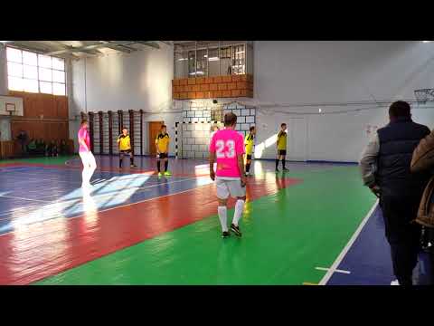 مدرّب يعتدي بوحشية على الحكم اعتراضًا على قراراته