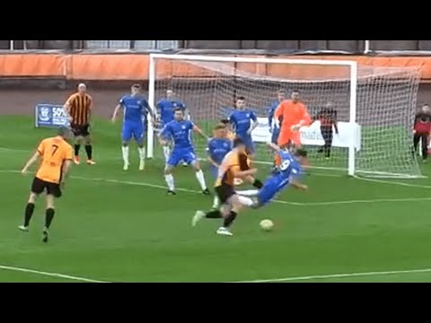 لاعب اسكتلندي يتسبب في أغبى ضربة جزاء بشكل كوميدي