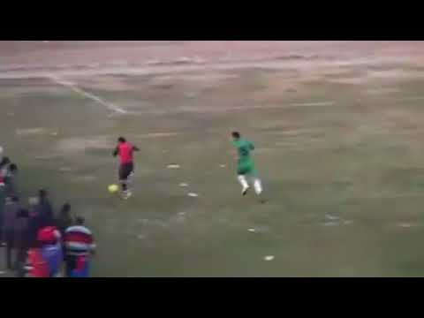 بالفيديو مشجع يعرقل لاعب لإيقاف خطورته