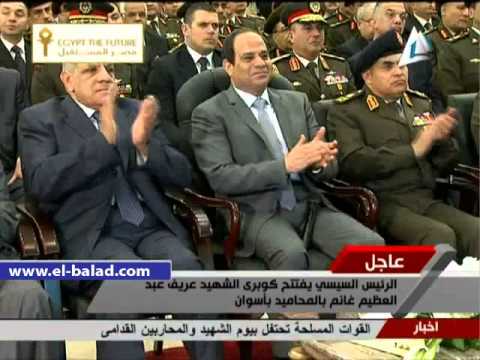 الرئيس السيسي يداعب أحد الضباط بسبب اللحية