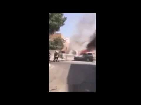 شاهد الحماية المدنية تسيطر على حريق سيارة في الخبر