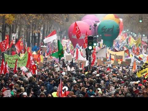 شاهد إضراب واحتجاجات حاشدة ضد خطة إصلاح نظام التقاعد تشل حركة فرنسا