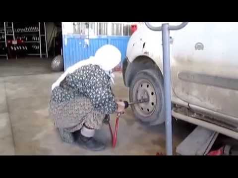 عجور تعمل في محل لتصليح اطارات السيارات