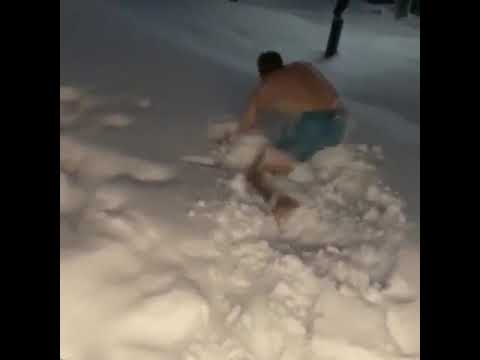 شاهد نجم المنتخب الإنجليزي يتمرّغ على الثلج متعريّا