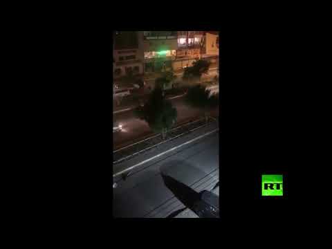 أشخاص يحملون السلاح الأبيض يهاجمون المتظاهرين