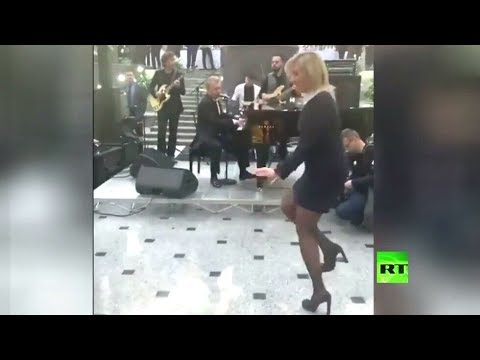 زاخاروفا ترقص الروك أند رول مع نائبها