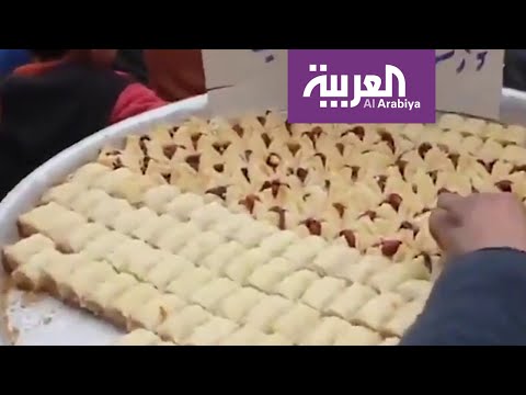 سوريون يوزعون الحلوى في ريف إدلب احتفالا بمقتل قاسم سليماني
