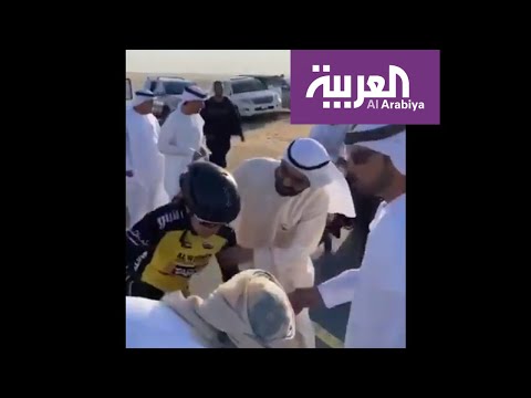 حاكم دبي يساعد متسابقة تعرضت لإصابة