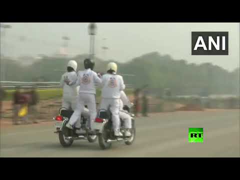 شاهدسائقات الدراجات النارية تظهرن مهاراتهن