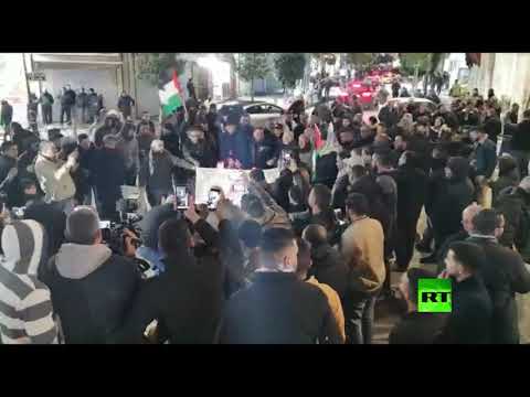 المتظاهرون الفلسطينيون يحرقون ورقة الدولار الكبيرة