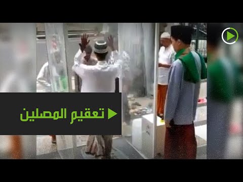 طريقة تعقيم المصلين قبل الدخول للمسجد في إندونسيا