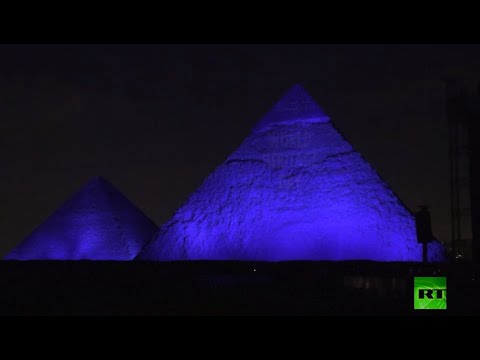مصر توجه رسالة إلى العالم وتُضيء أهرامات الجيزة بالشعارات