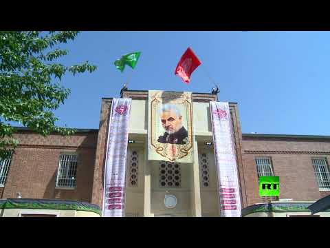 رفع راية الحسين فوق مبنى السفارة الأميركية السابق في طهران