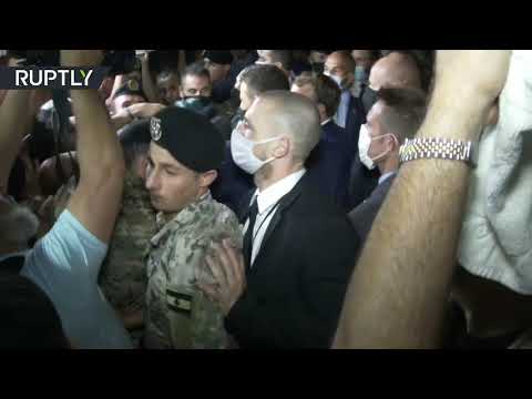 محتجون في انتظار ماكرون أمام منزل فيروز رفضًا لتكليف أديب برئاسة الحكومة