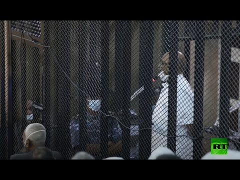 البشير يمثَل أمام المحكمة لاتهامه بالمشاركة في انقلاب عام 1989