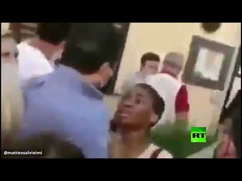 امرأة تمزق قميص وزير الداخلية الإيطالي السابق ماتيو سالفيني