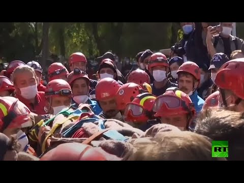 إنقاذ أم وأطفالها بعد 23 ساعة من تواجدهم تحت الأنقاض في إزمير