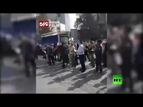 مستثمرون إيرانيون يحتجون أمام بورصة طهران ويُطالبون باستقالة رئيسها